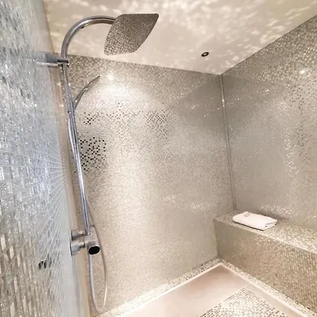 En Bord De Avec Jaccuzi 安菲翁·莱斯·班恩斯